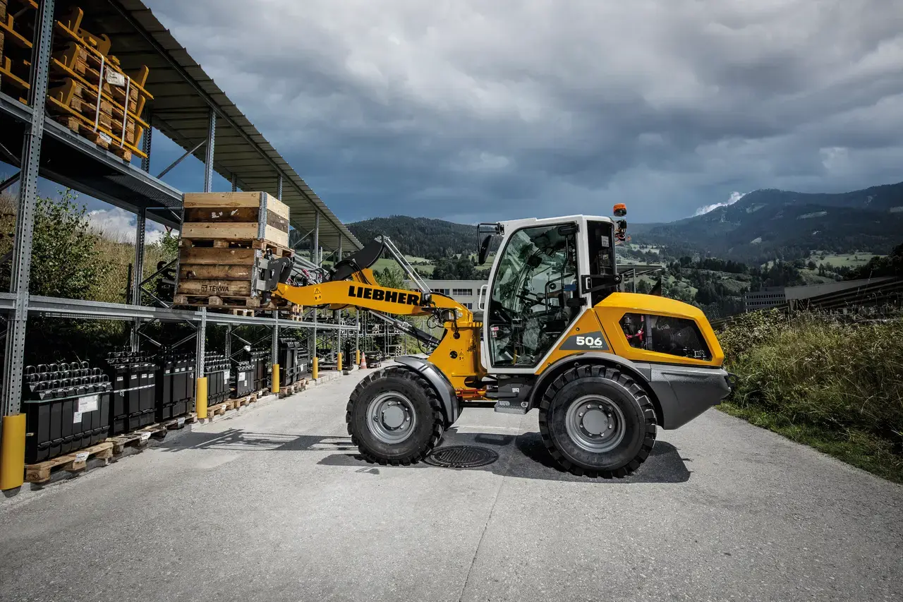 Chargeuse sur pneus Liebherr L 506 Compact vue trois-quarts