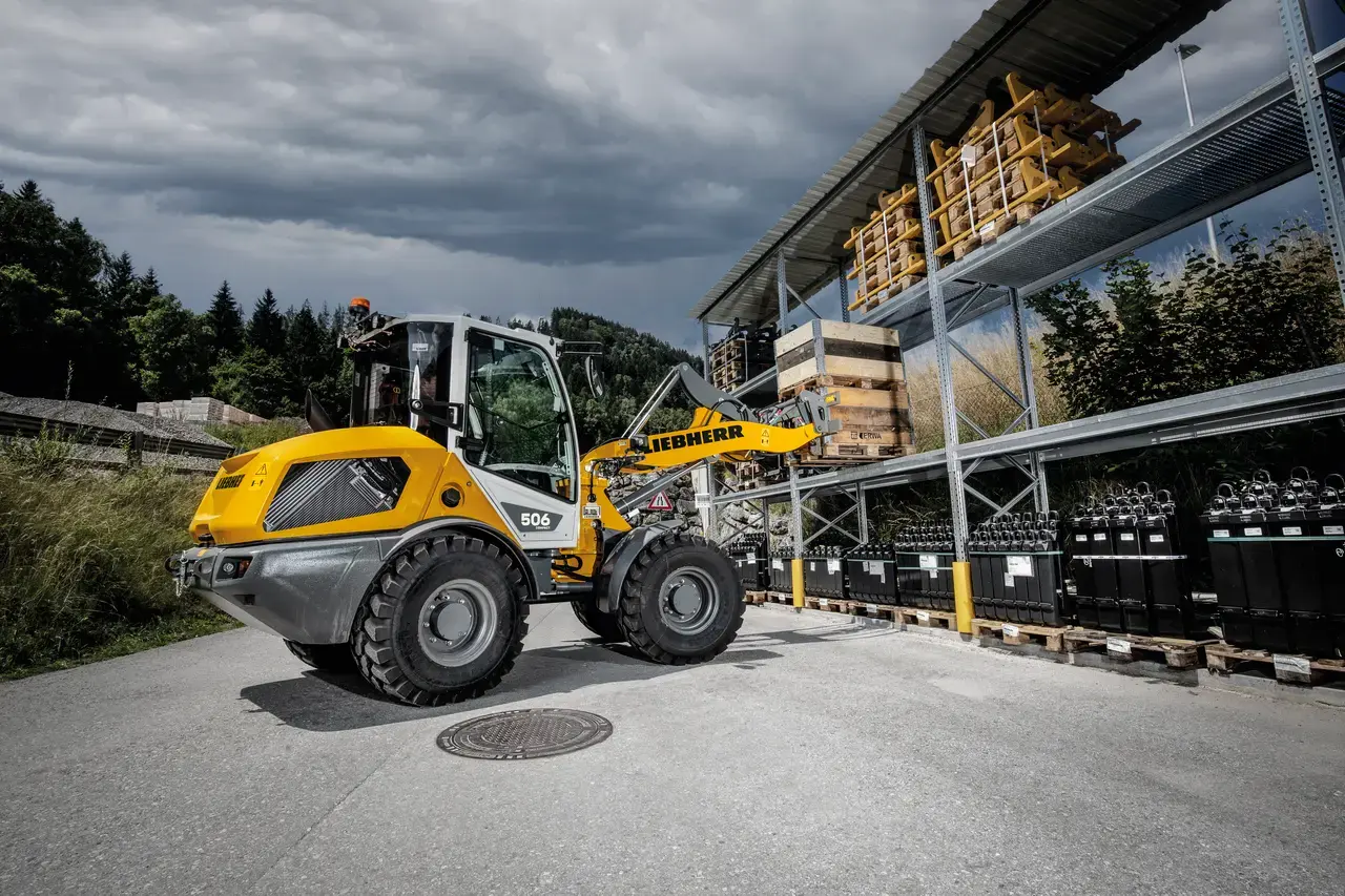 Liebherr L 506 Compact — vue laterale, godet de manutention