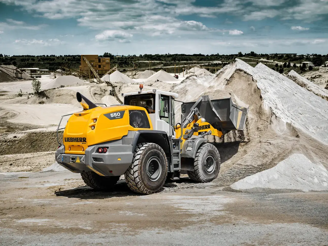Chargeuse sur pneus Liebherr L 550 vue trois-quarts en carriere