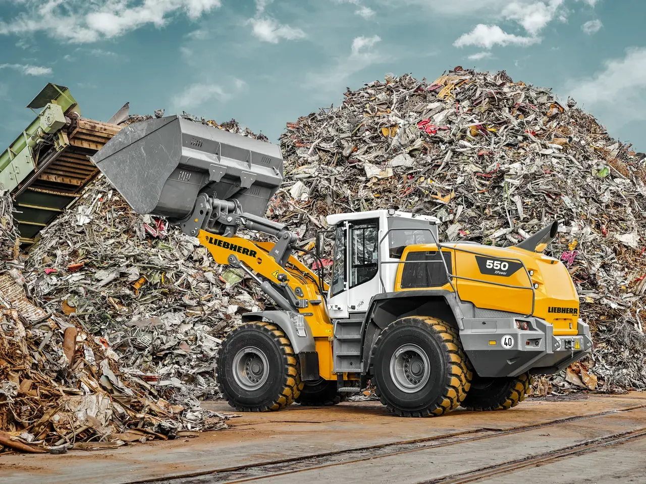 Liebherr L 550 — vue laterale, godet de chargement sur granulats