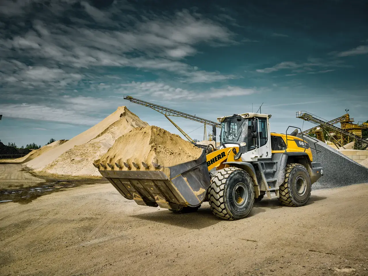 Chargeuse Liebherr L 580 XPower sur pneus, vue frontale en extraction