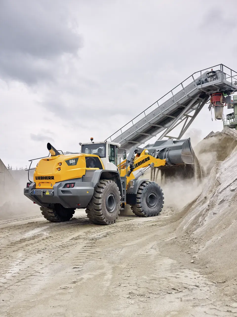 Chargeuse Liebherr L 586 XPower sur pneus, vue frontale