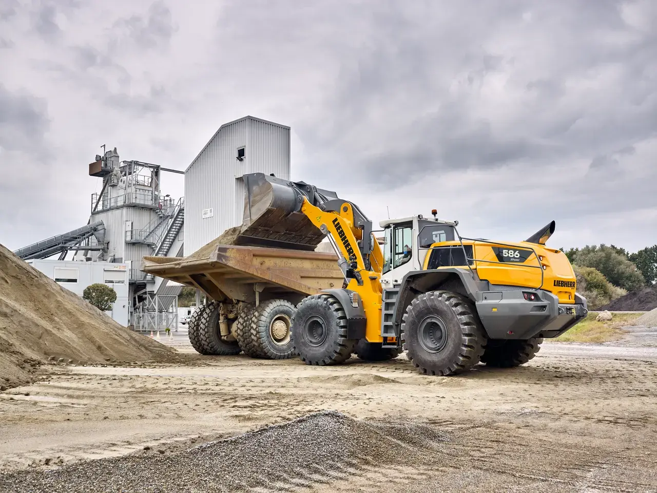 Liebherr L 586 XPower — vue de profil, godet charge et hydraulique XPower