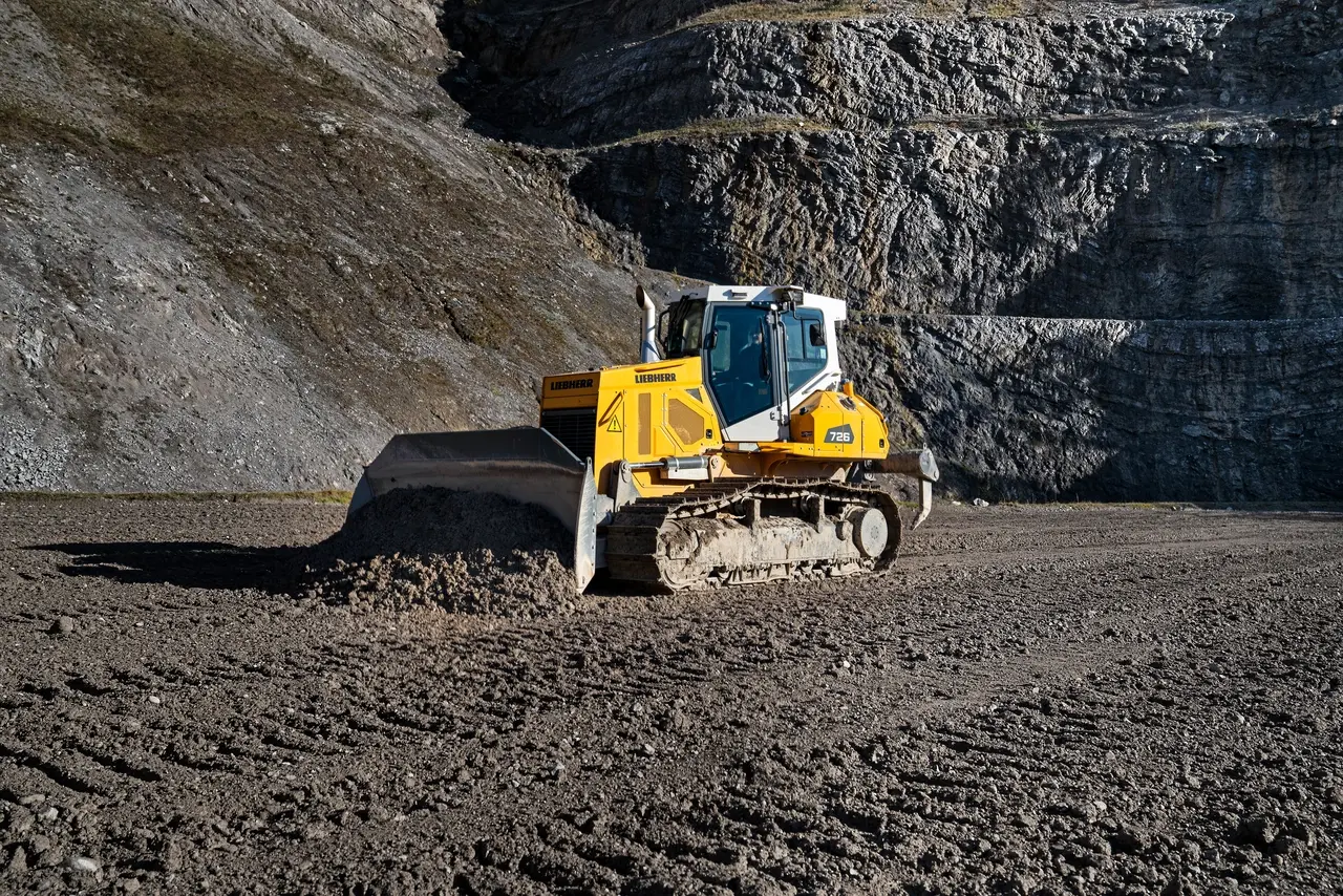 Liebherr PR 726 G8 — vue de face, lame de poussee 6 voies