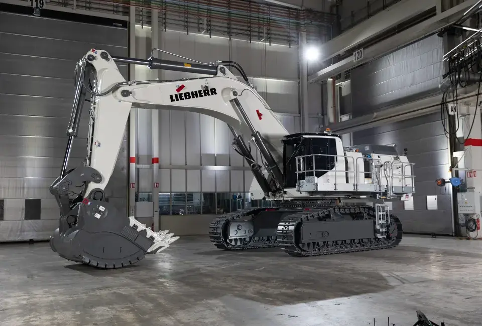 Pelle minière Liebherr R 9100 G8 en atelier — accessibilité de maintenance