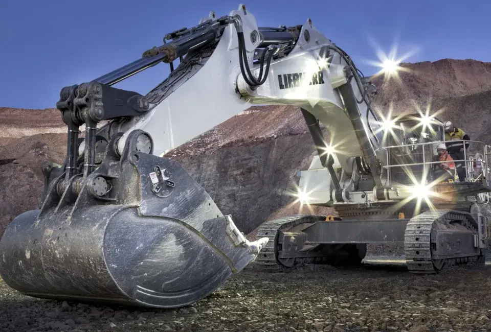 Pelle minière Liebherr R 9150 G7 — godet et équipement rétro en exploitation