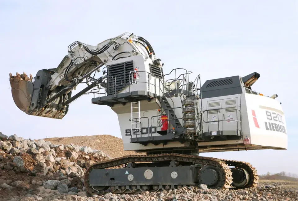 Pelle minière Liebherr R 9200 G7 en configuration butte sur un front de taille