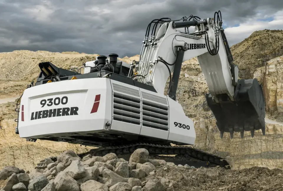 Pelle minière Liebherr R 9300 G8 vue de profil en carrière