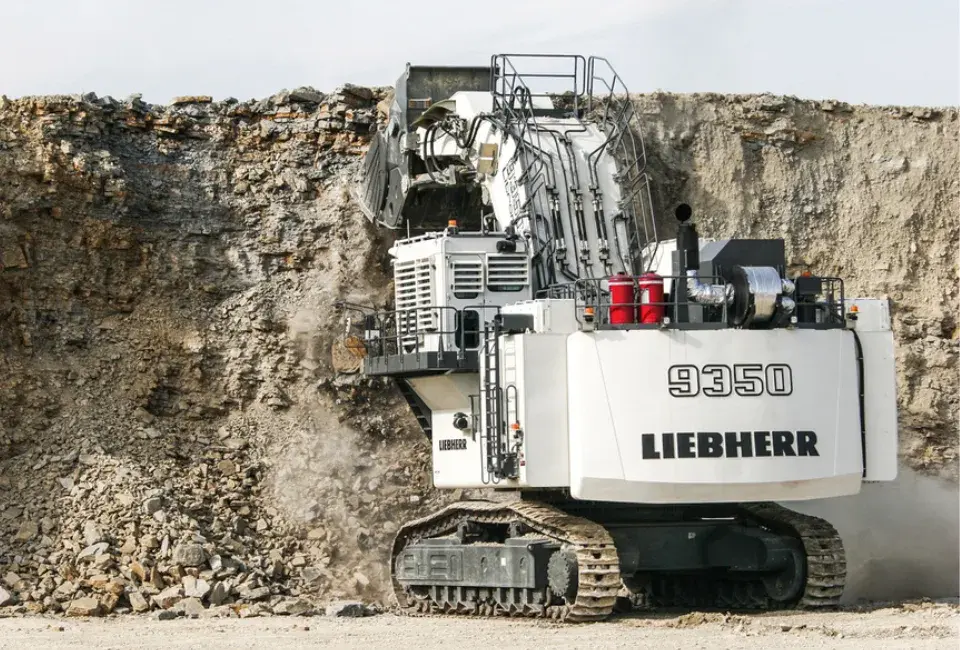 Pelle minière Liebherr R 9350 G6 vue de profil dans une carrière