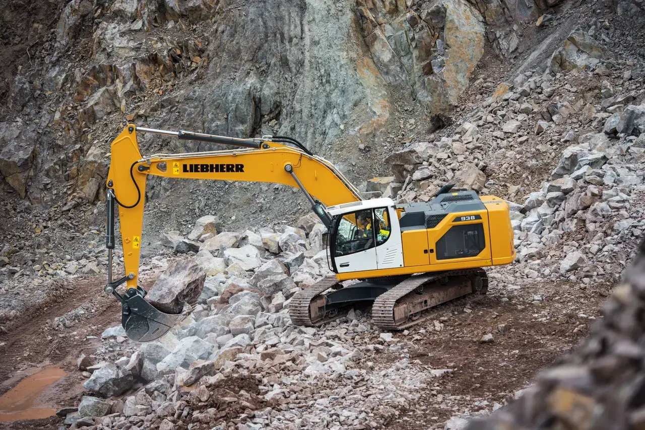 Liebherr R 938 Litronic — vue de profil, bras et godet retro