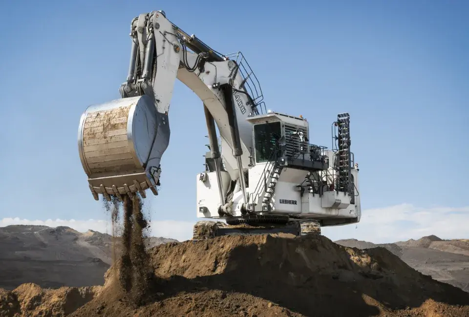 Pelle minière Liebherr R 9400 G6 chargeant un tombereau minier