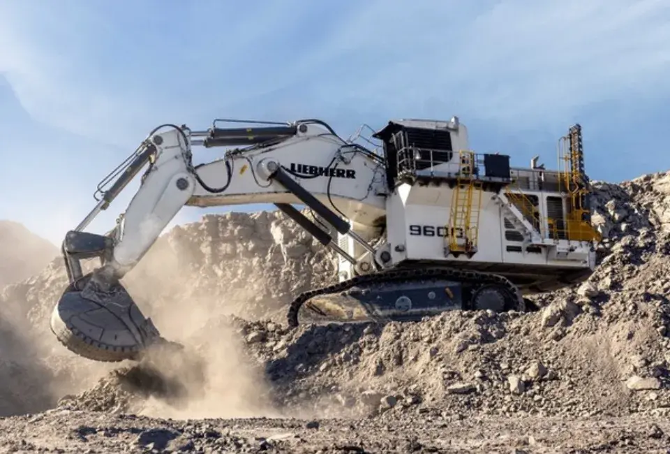 Pelle minière Liebherr R 9600 G8 en exploitation sur une grande mine à ciel ouvert