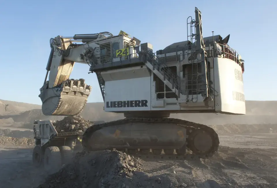Pelle minière Liebherr R 9800 G6 — 800 tonnes en exploitation minière
