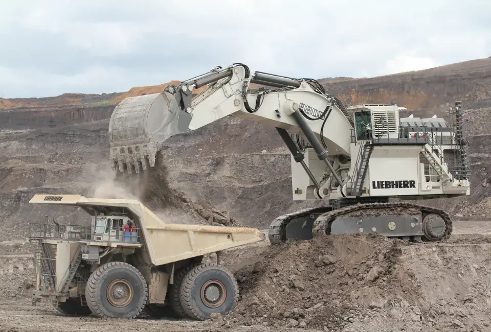 Pelle minière Liebherr R 9800 G6 chargeant un tombereau minier de grande capacité