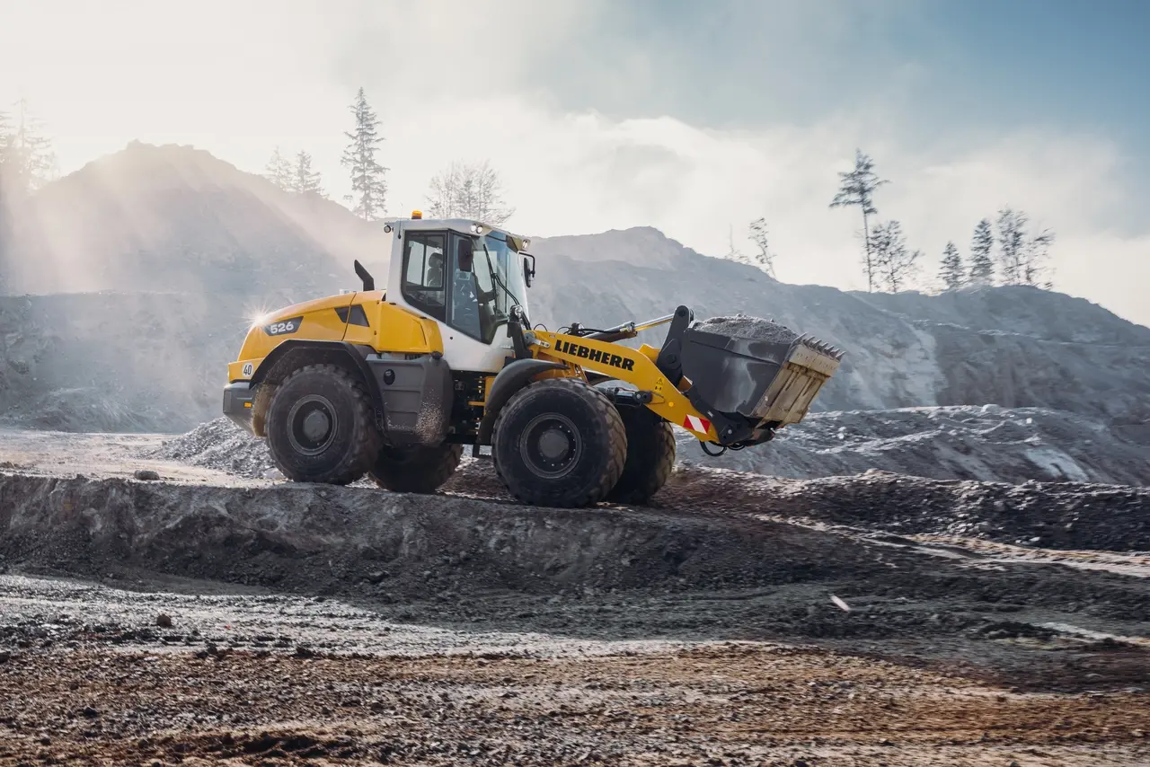 Chargeuse sur pneus Liebherr L 526 vue trois-quarts