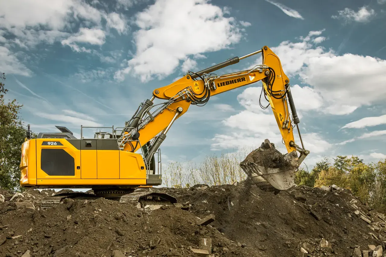 Liebherr R 926 Litronic — vue de chantier, excavation et chargement