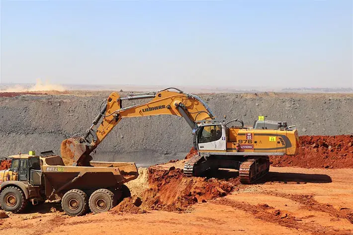 Pelle hydraulique Liebherr R 976 Litronic chargeant un tombereau en mine à ciel ouvert