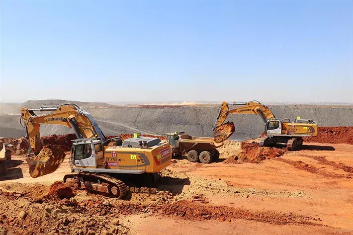 Deux pelles Liebherr R 976 en exploitation minière — chargement et découverte